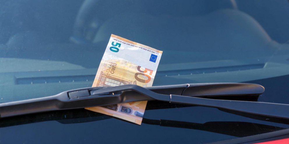 Χαρτονόμισμα σε παρμπρίζ αυτοκινήτου 