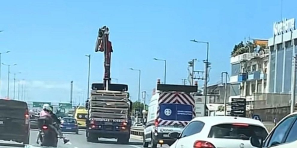 Ο γερανός του φορτηγού έσπασε την πινακίδα και τα κομμάτια της έπεσαν στον δρόμο με αποτέλεσμα να κινδυνεύσουν οι διερχόμενοι οδηγοί και οι συνεπιβάτες τους 