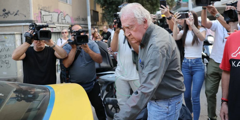 Ο Αλέξανδρος Γιωτόπουλος επιβιβάζεται σε ταξί 