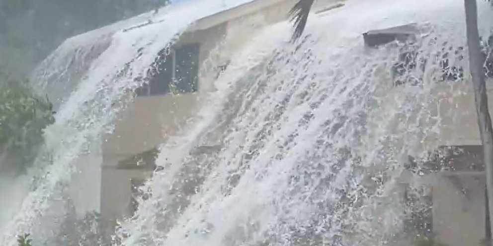 Γιγάντιο κύμα «king tide» ξήλωσε κεραμίδια από στέγες στη Χαβάη -Δείτε το συναρπαστικό βίντεο