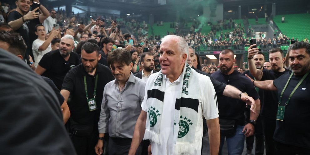 Οπαδοί του Παναθηναϊκού πανηγυρίζουν για την επιστροφή του Ζέλικο Ομπράντοβιτς