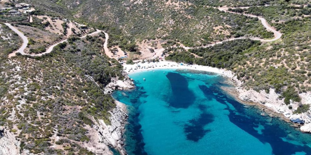 Αυτή είναι η παραλία με τη λευκή άμμο που απέχει μόλις 2 ώρες από την Αθήνα -Πού βρίσκεται