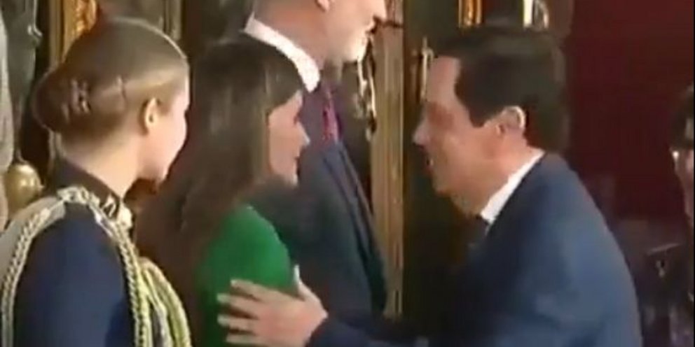 Η στιγμή που ο πρέσβης της Δομινικανής Δημοκρατίας προσπαθεί να φιλήσει τη βασίλισσα Λετίθια