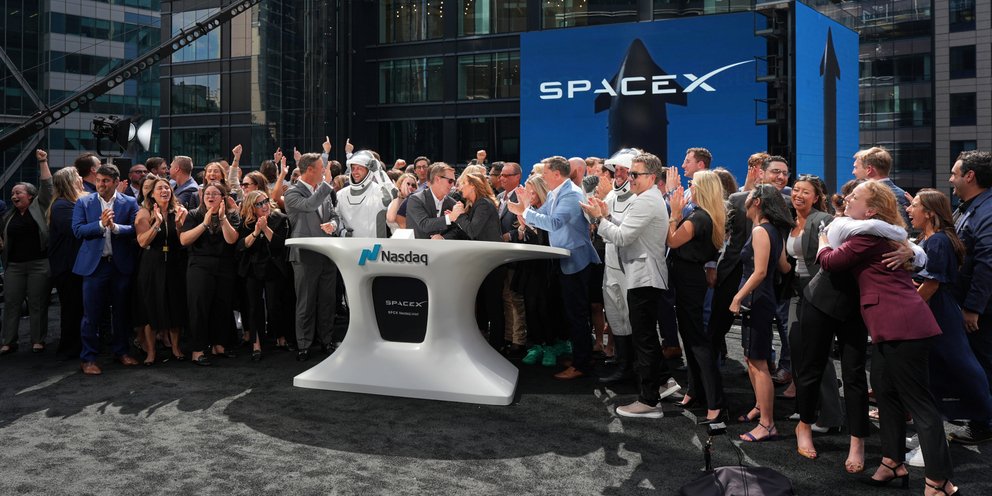 Εργαζόμενοι της SpaceX γιορτάζουν την ιστορική είσοδο της εταιρείας στο Nasdaq