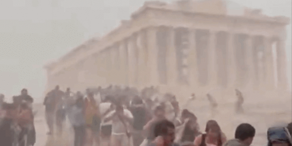 Viral το βίντεο από τη στιγμή που η καταγίδα χτυπά την Ακρόπολη