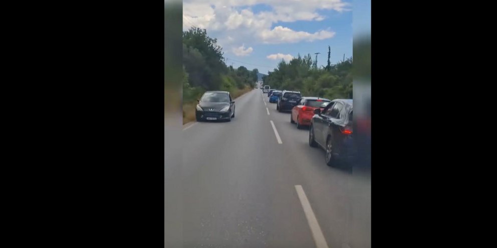 Ασθενοφόρο δίνει μάχη με τον χρόνο στους δρόμους της Χαλκιδικής και γίνεται viral -To συγκινητικό video