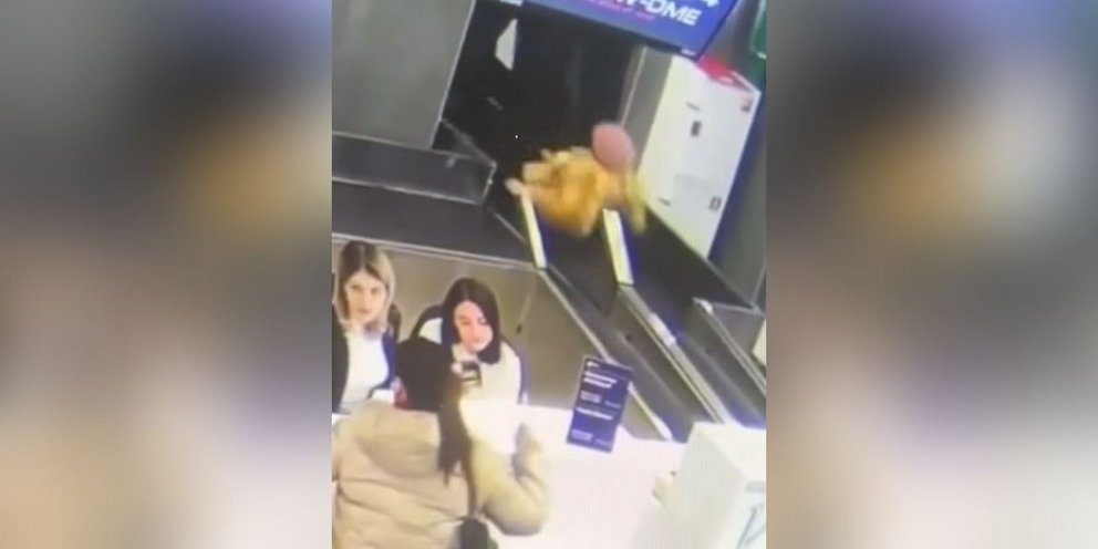 ηλικιωμένη επιβάτης αεροδρόμιο