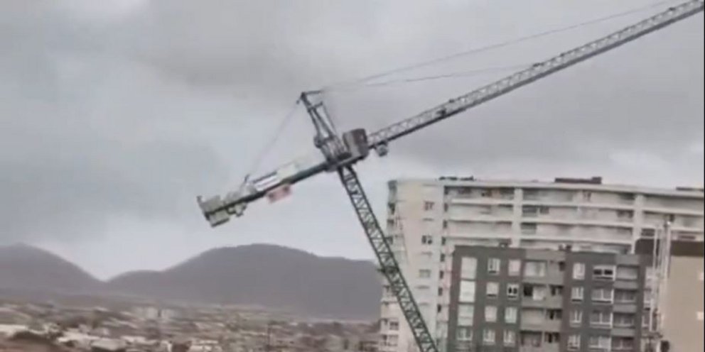 Γερανός πέφτει από θυελλώδεις ανέμους στη Χιλή