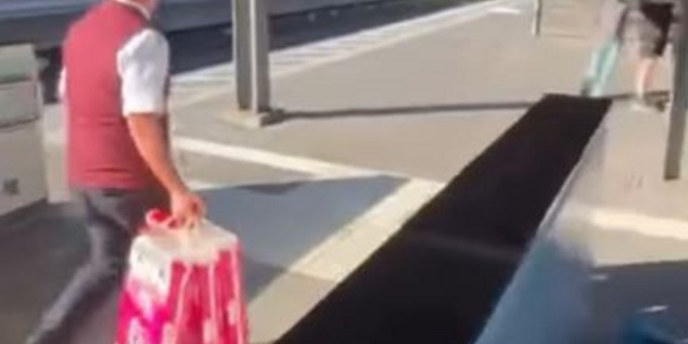 Υπάλληλος τρένου πήγε στο σούπερ μάρκετ γιατί τελείωσε το χαρτί τουαλέτας / Φωτογραφία Instagram