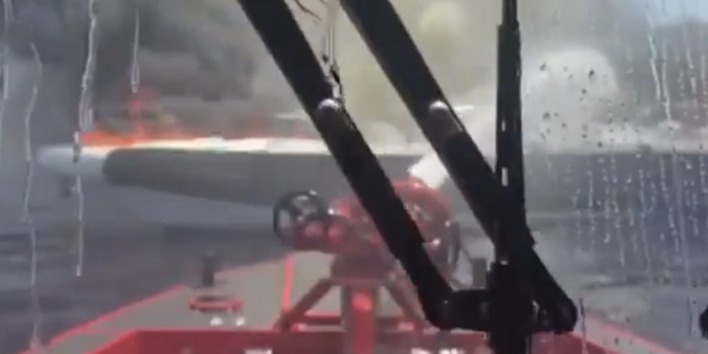 Κατάσβεση της φωτιάς σε γιοτ στη Βουλιαγμένη