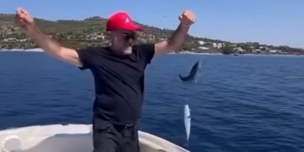 Ο Μιχάλης Ιατρόπουλος με τους λαγοκέφαλους 