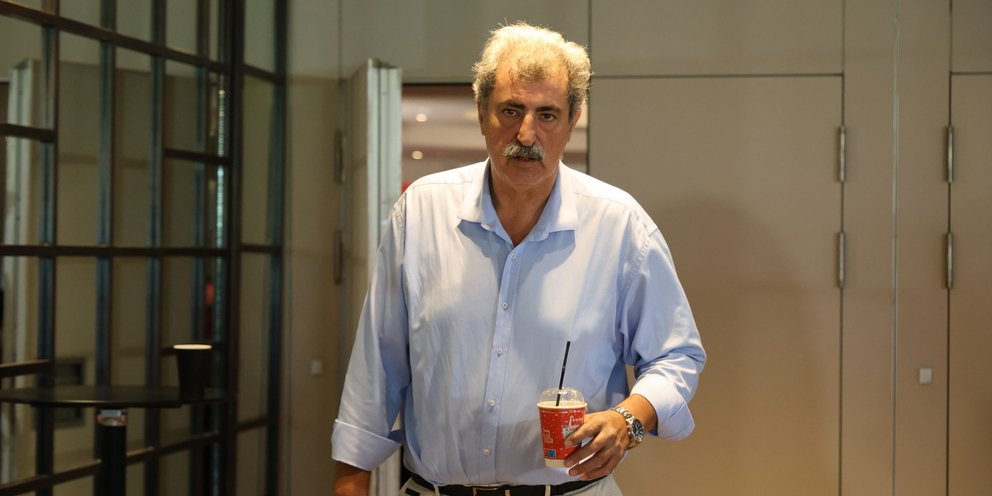 Ο Παύλος Πολάκης προσέρχεται στη συνεδρίαση της ΚΕ του ΣΥΡΙΖΑ