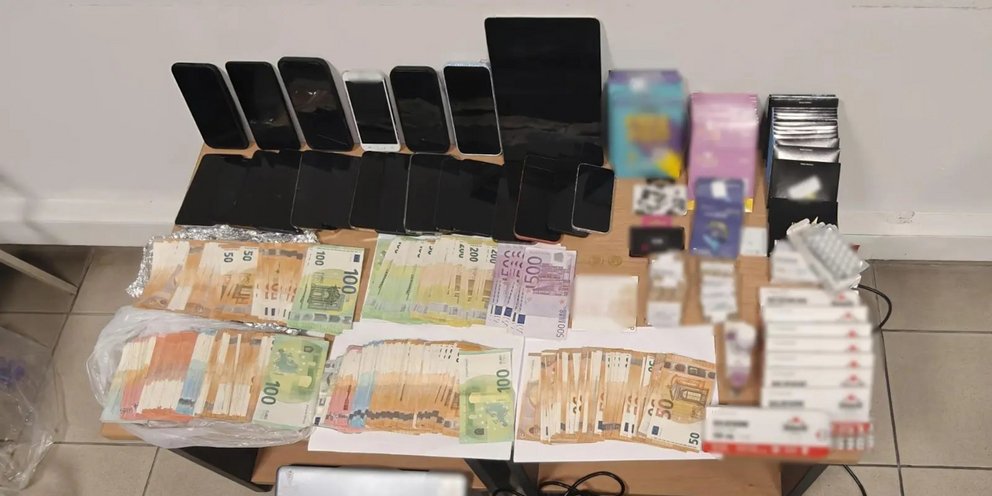Χρήματα και κινητά τηλέφωνα 