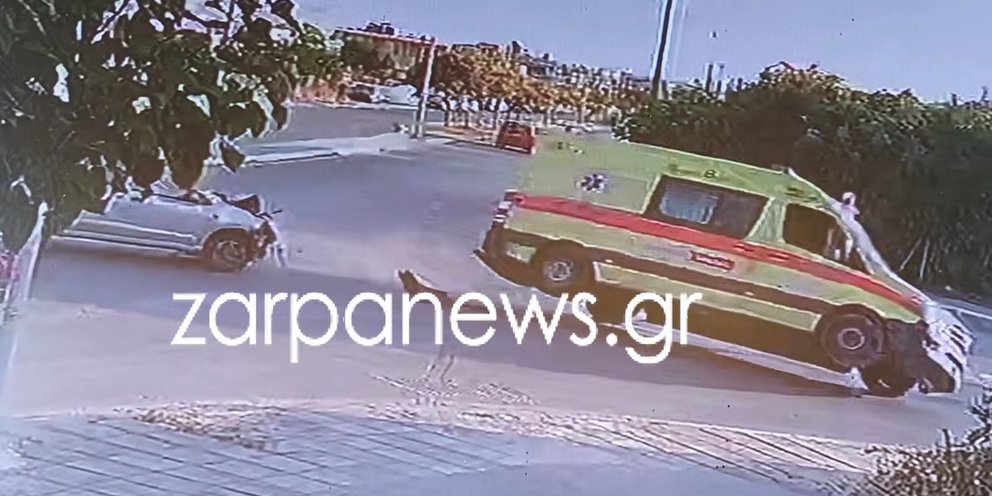 Η στιγμή της σύγκρουσης ασθενοφόρου με ΙΧ στα Χανιά
