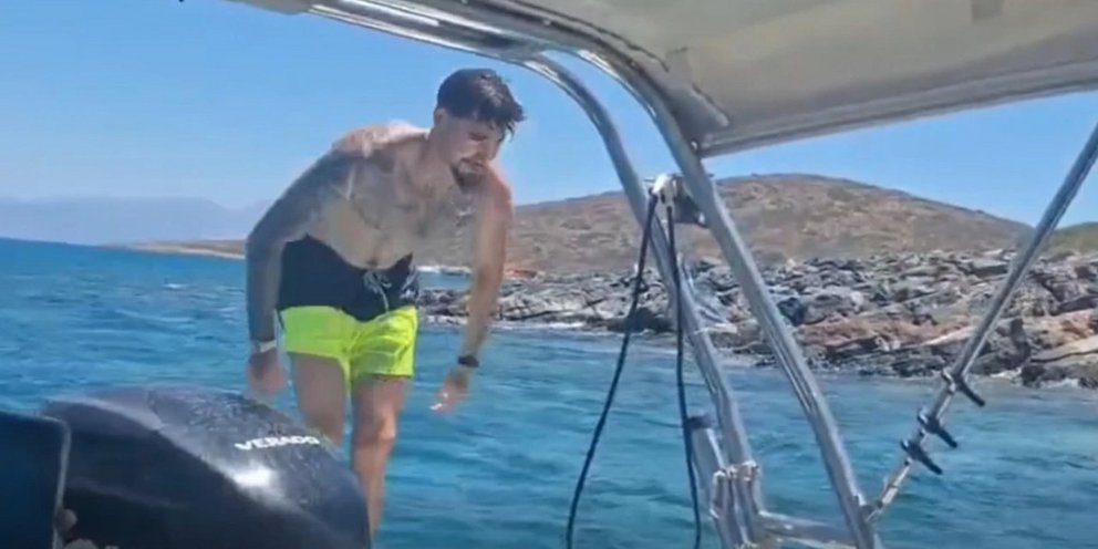 Ο Χουάντσο την ώρα που σκαρφαλώνει σε σκάφος με Παναθηναϊκούς