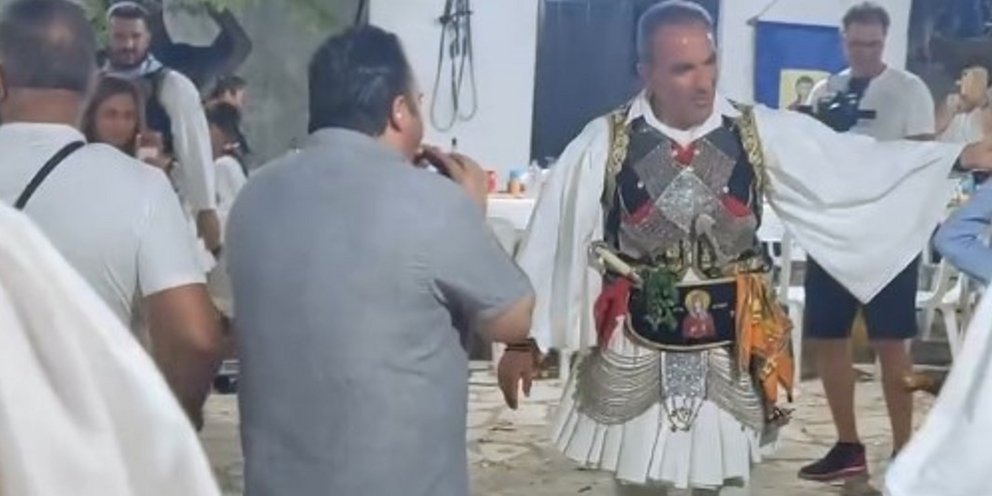 Ο Νίκος Αλιάγας με παραδοσιακή φουστανέλα στο πανηγύρι του χωριού του, στο Μεσσολόγι 