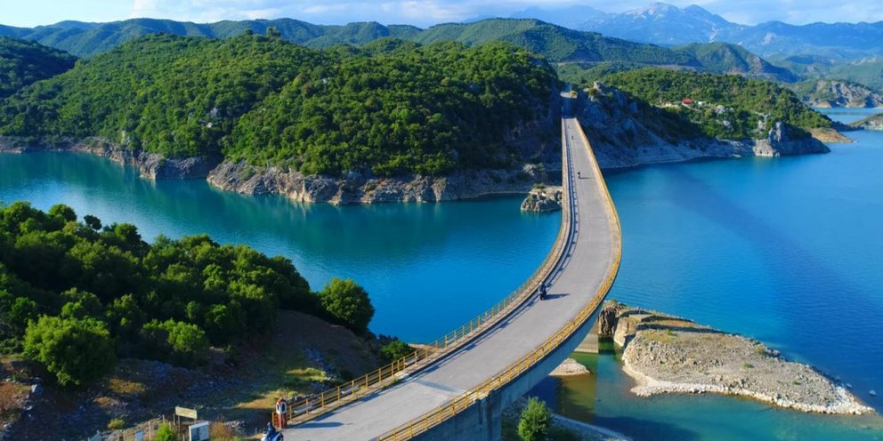 H άγνωστη γέφυρα της Ελλάδας που κόβει την ανάσα -Πού βρίσκεται, πάνω από ποια λίμνη περνάει