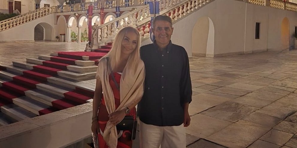 Γιώργος Μυλωνάκης και Τίνα Μεσσαροπούλου στην Παναγία της Τήνου