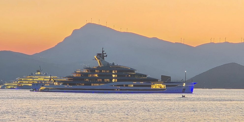 Η υπερπολυτελής θαλαμηγός Deep Blue στον Πόρο -«Σαρώνει» η Ελλάδα στον θαλάσσιο τουρισμό πολυτελείας