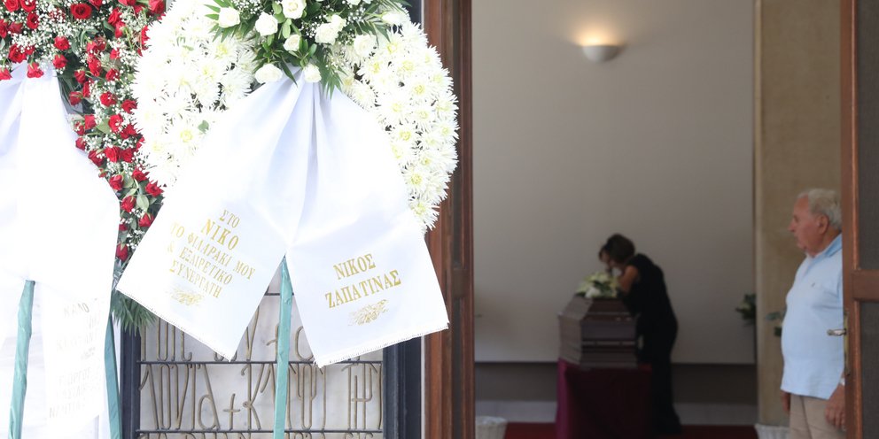 Σε λίγη ώρα στο Α' Νεκροταφείο η πολιτική κηδεία του Νίκου Καλογερόπουλου [εικόνες]