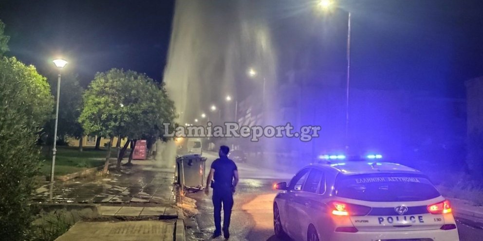 Βανάκι ξήλωσε πυροσβεστικό κρουνό και δημιούργησε «συντριβάνι» 8 μέτρων  στη Λαμία