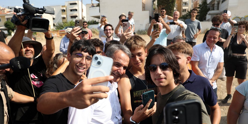 Selfies Κυριάκου Μητσοτάκη μετά τα εγκαίνια του μετρό στη Μίκρα