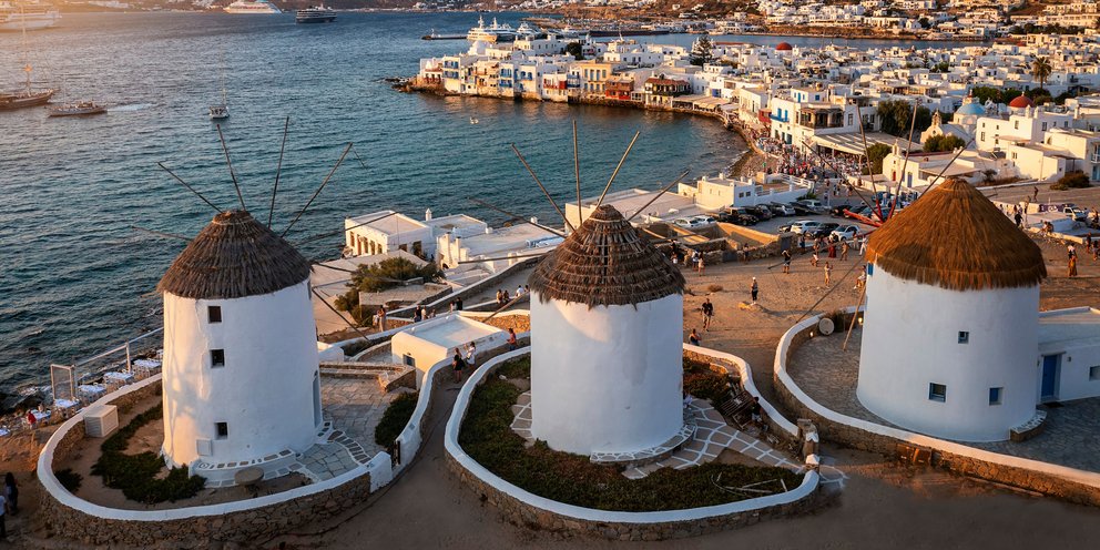 Νέα «θύελλα» καταγγελιών για το beach bar της Μυκόνου με τα «χρυσά καλαμαράκια» -Τουρίστες μιλούν για υπέρογκες χρεώσεις και επιθετικό προσωπικό