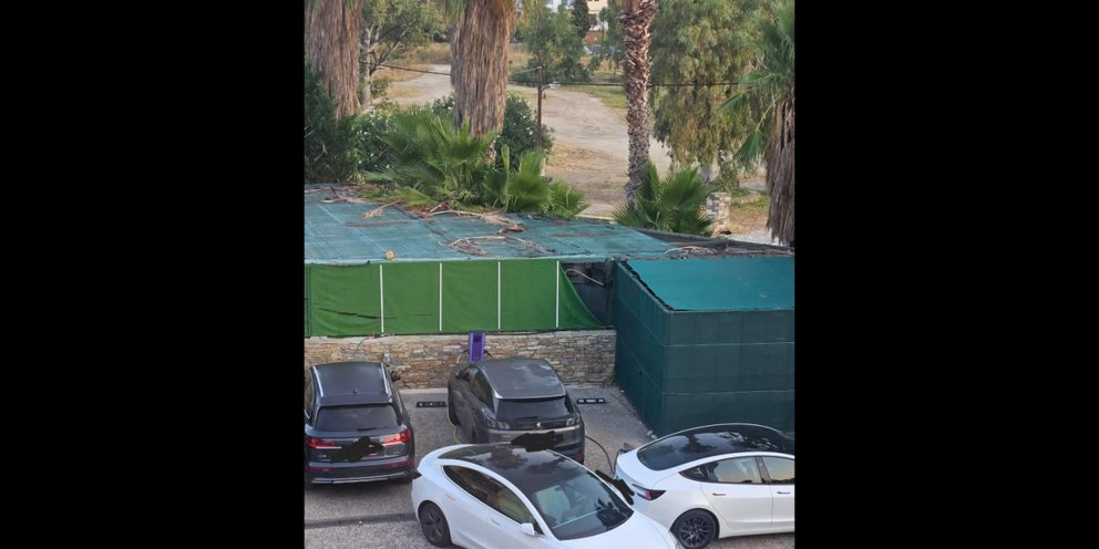 Οδηγοί Tesla τιμωρούν ιδιοκτήτη αυτοκινήτου που πάρκαρε παράνομα στις θέσεις φόρτισης -Η φωτογραφία σε ελληνικό ξενοδοχείο που έγινε viral