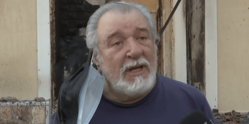 Ο Τάσος Χαλκιάς στο κατεστραμμένο σπίτι του στο Πόρτο Γερμενό