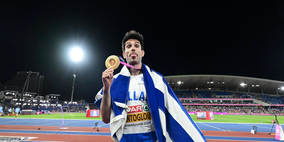 Ο Μίλτος Τεντόγλου με το μετάλλιο