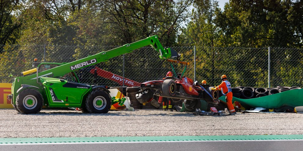 Formula 1: Σφοδρή πρόσκρουση στις μπαριέρες για τον Charles Leclerc, διαλύθηκε η Ferrari [βίντεο]