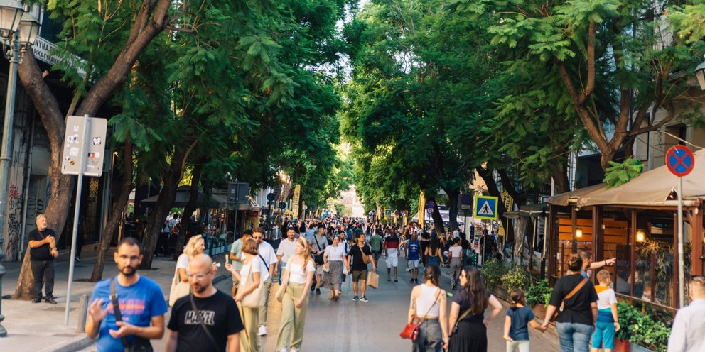 Η οδός Αθηνάς κλείνει σήμερα για τα αυτοκίνητα και ανοίγει στους ανθρώπους της πόλης. Από τις 8 το βράδυ του Σαββάτου 19 Σεπτεμβρίου και για ένα ολόκληρο 24ωρο.