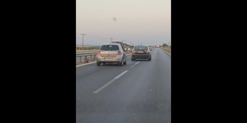 Αυτοκίνητο μέση του δρόμου