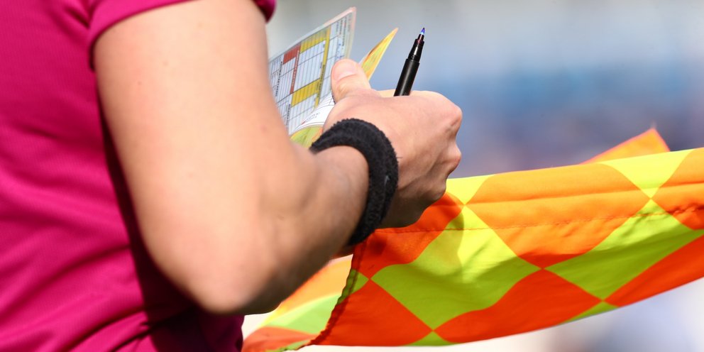 Στιγμιότυπο με διαιτητή σε αγώνα Super League 2