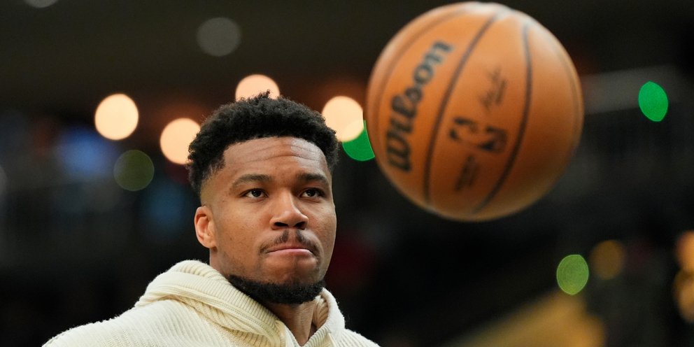 Ο Γιάννης Αντετοκούνμπο με τη μπάλα του NBA σε ημίχρονο αγώνα των Μπακς με τους Καβαλίερς