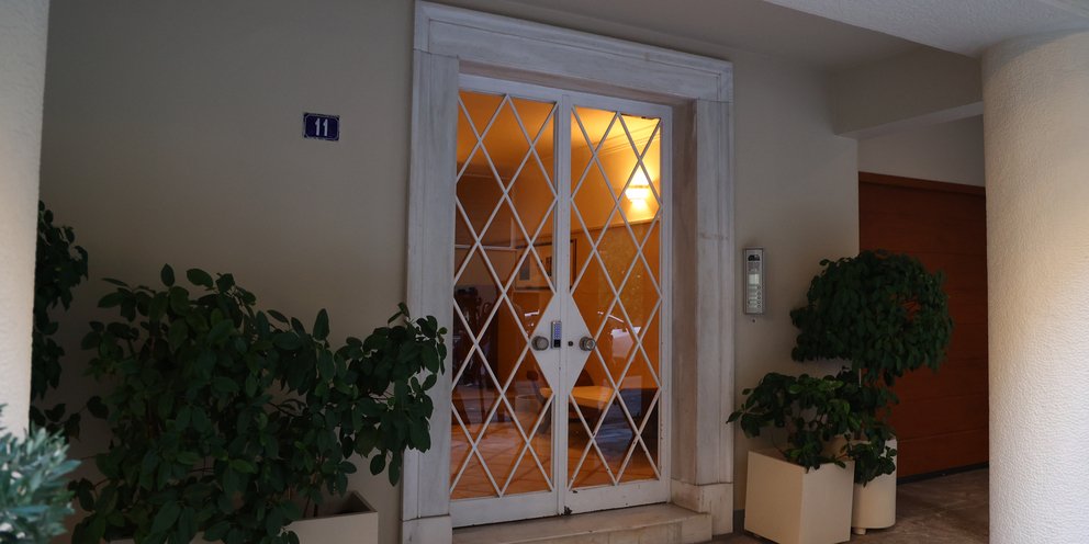 Η είσοδος του κτιρίου όπου στεγάζεται το ιατρείο στο Κολωνάκι