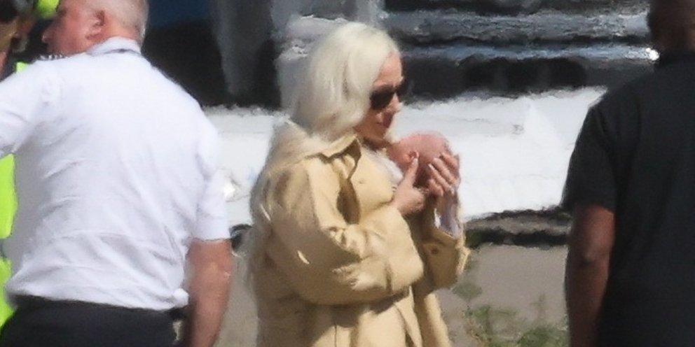 H Lady Gaga με την νεογέννητη κόρη της στην αγκαλιά της