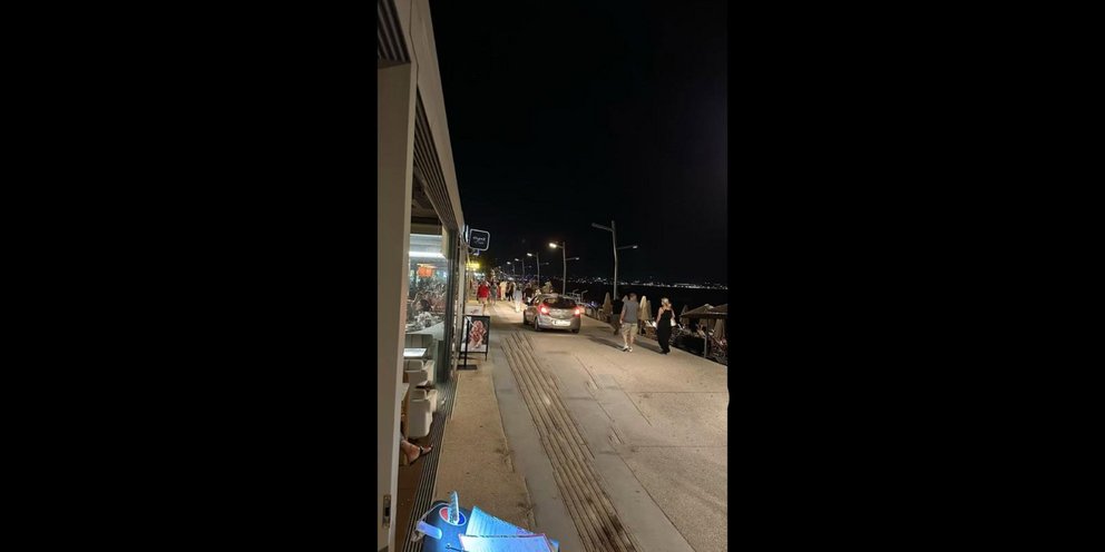 Έλληνας οδηγός μπήκε σε πεζόδρομο και έφτασε μέχρι την... παραλία με το αυτοκίνητο -Σε ποια περιοχή εντοπίστηκε