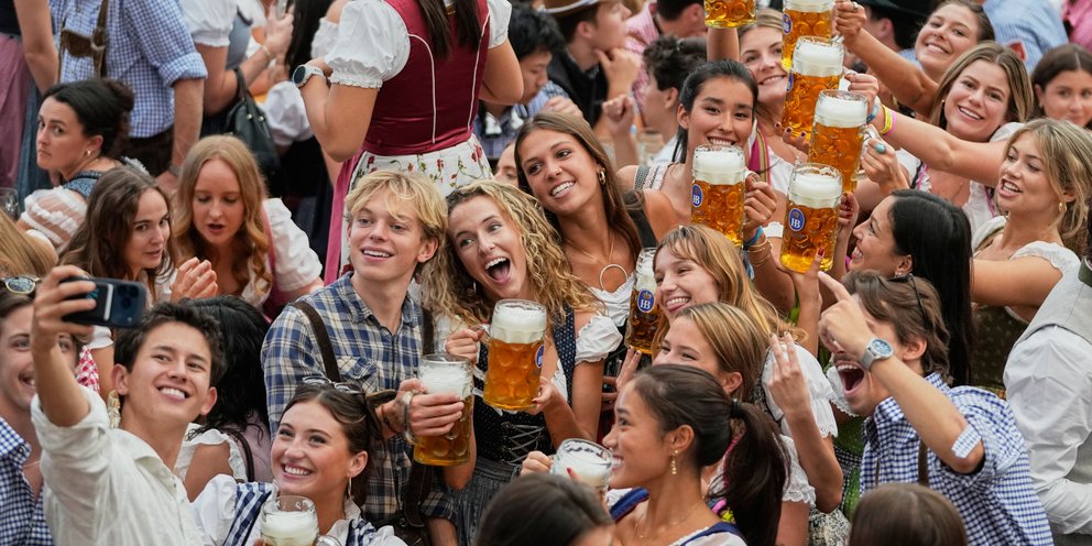 Άνοιξαν οι πύλες του Oktoberfest στο Μόναχο και η μπύρα ρέει άφθονη 
