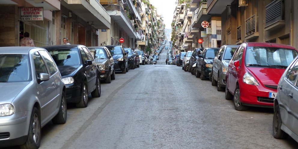 Χάνεις το δίπλωμα αν στριμώξεις το αυτοκίνητο στο παρκάρισμα -Αυτό είναι το λάθος που κάνουμε όλοι και τιμωρεί ο νέος ΚΟΚ
