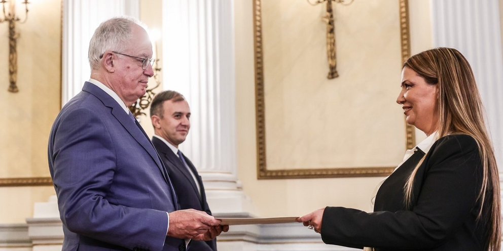 Τα διαπιστευτήριά της επέδωσε η πρέσβης του Ισραήλ στην Ελλάδα: «Μια ημέρα που θα μείνει χαραγμένη στη μνήμη μου»