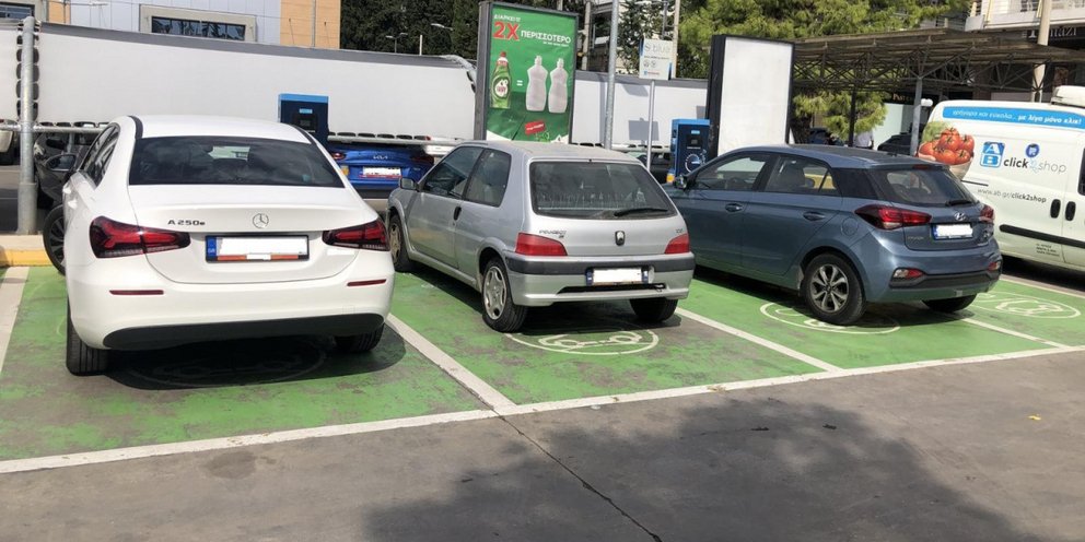 Πρόστιμο έως 2.000 ευρώ για όσους παρκάρουν σε αυτές τις θέσεις -Ποιο σήμα πρέπει να προσέξεις