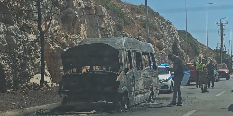 Φωτιά σε σχολικό λεωφορείο στο Ribas: Καταστράφηκε ολοσχερώς το όχημα, σώοι οδηγός και συνοδηγός [βίντεο]