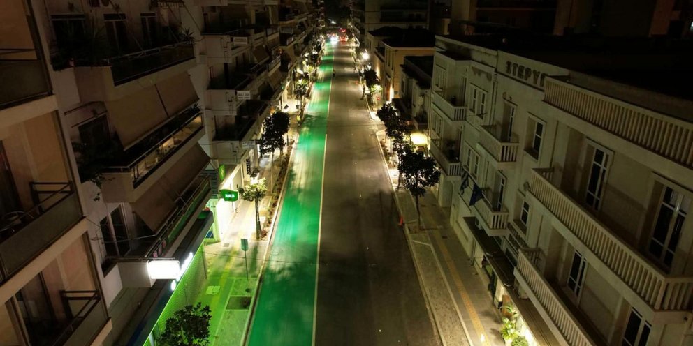 Αλλάζει πρόσωπο μια από τις μεγαλύτερες πόλεις της Ελλάδας -Γιατί βάφονται πράσινοι οι δρόμοι