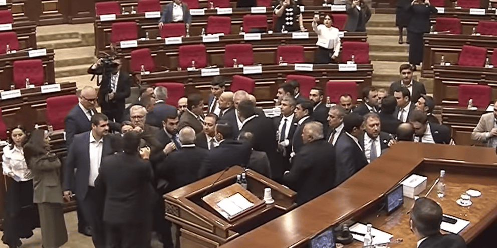 Πολιτικοί στην Αρμενία πιάστηκαν στα χέρια μέσα στη Βουλή