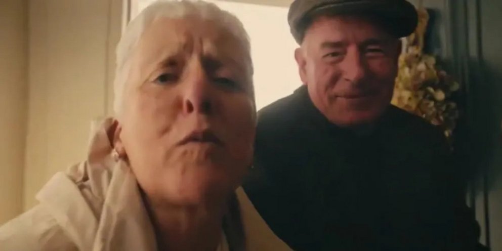 Σάλος με ιρλανδική διαφήμιση για τη συναίνεση και τις αγκαλιές των παππούδων στα εγγόνια -«Υποτιμητική», «σπατάλη πόρων»