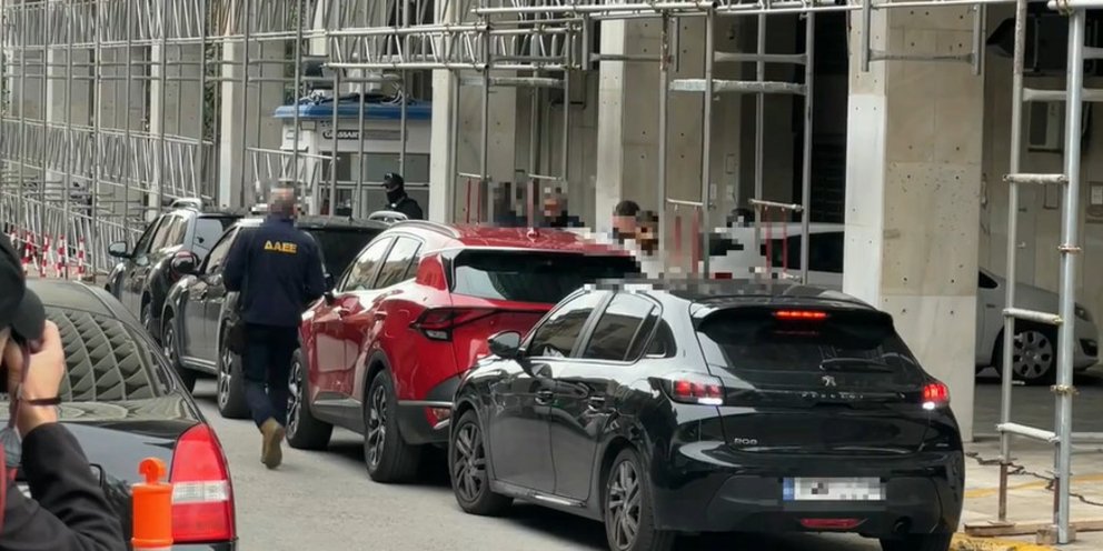 Οι τρεις συλληφθέντες για την έκρηξη στην Πλάκα οδηγούνται από τη ΓΑΔΑ στην Ευελπίδων