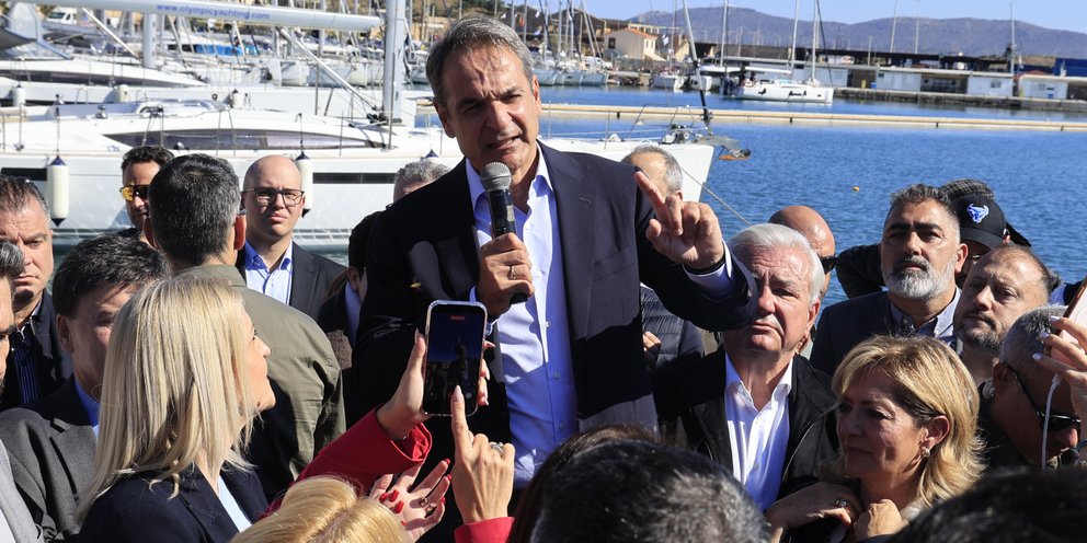 Ο Κυριάκος Μητσοτάκης με πολίτες στο Λαύριο