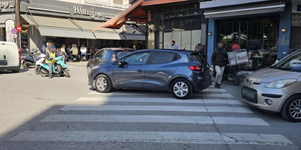 Παράνομο παρκάρισμα σε διάβαση πεζών 