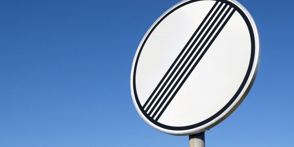 H ταμπέλα του ΚΟΚ που ρυθμίζει τα όρια ταχύτητας 